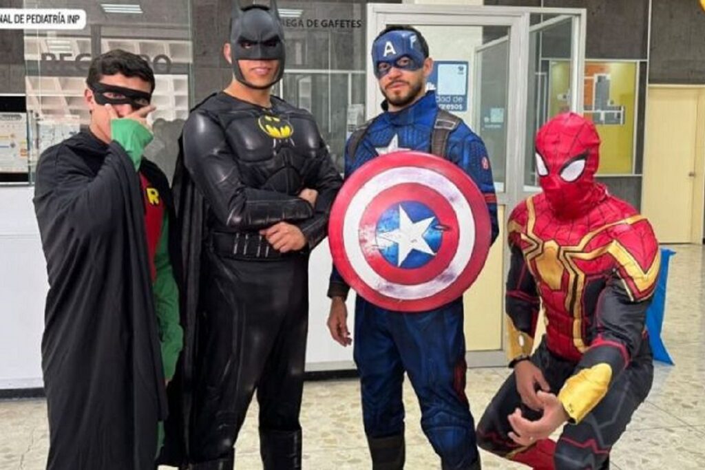 Vestidos como superhéroes, jugadores del América visitan a niños con cáncer