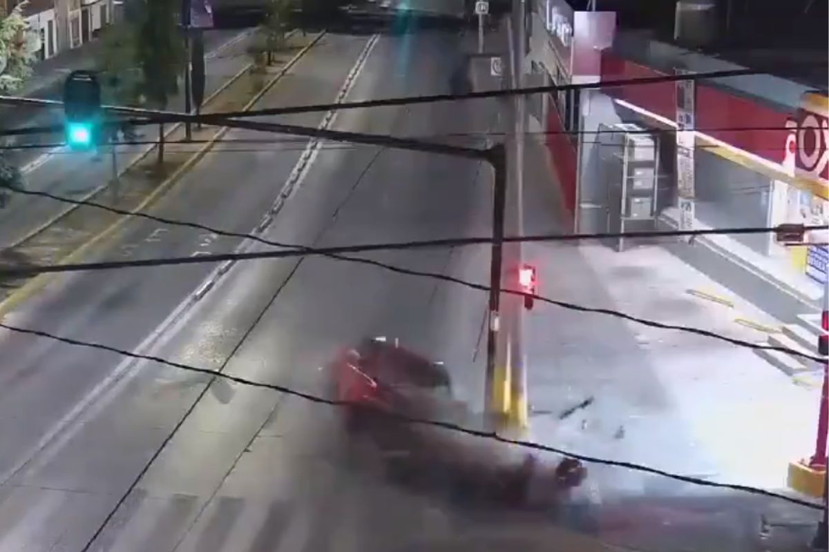 VIDEO: Conductor sobrevive tras destrozar su coche contra poste en la 11 Sur 1 accidente en Puebla