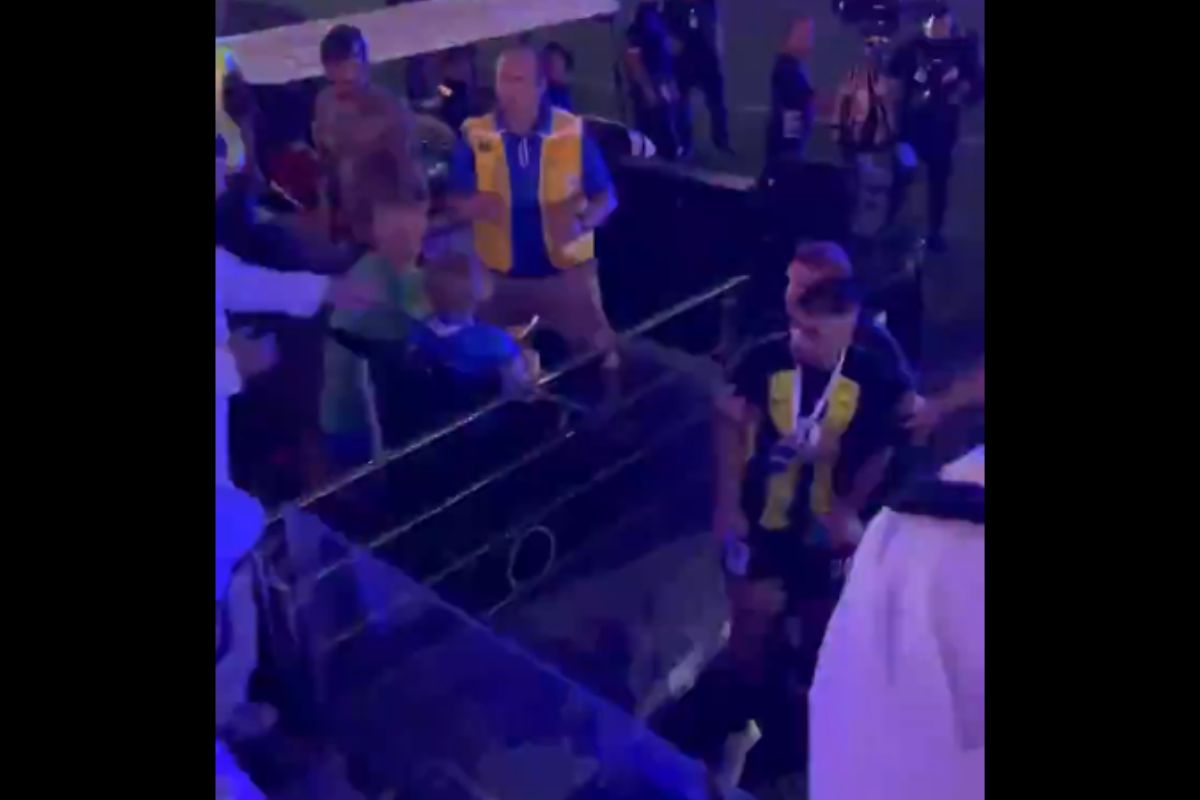 (VIDEO) Aficionado agarra a latigazos a jugador Hamdallah en Supercopa de Arabia 1 aficionado da latigazos a jugador
