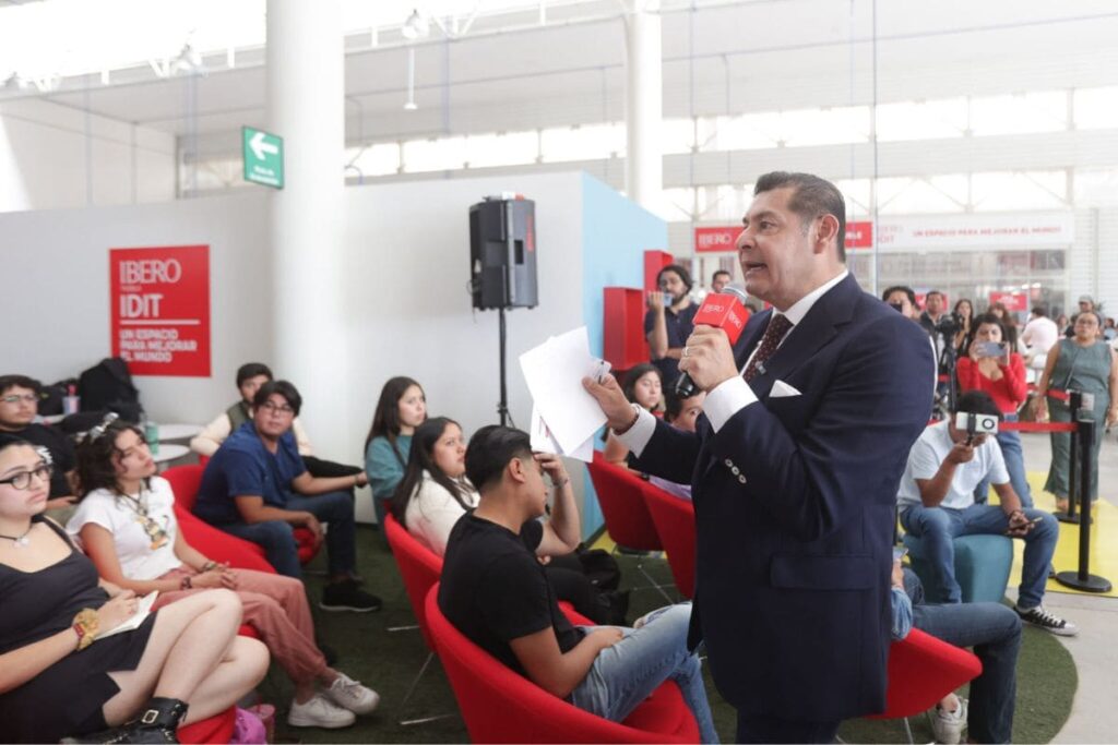 Fiscalía Especial para revisar patrimonio de funcionarios, propone Armenta ante alumnos de la Ibero 9 alejandro armenta dialogo alumnos ibero puebla