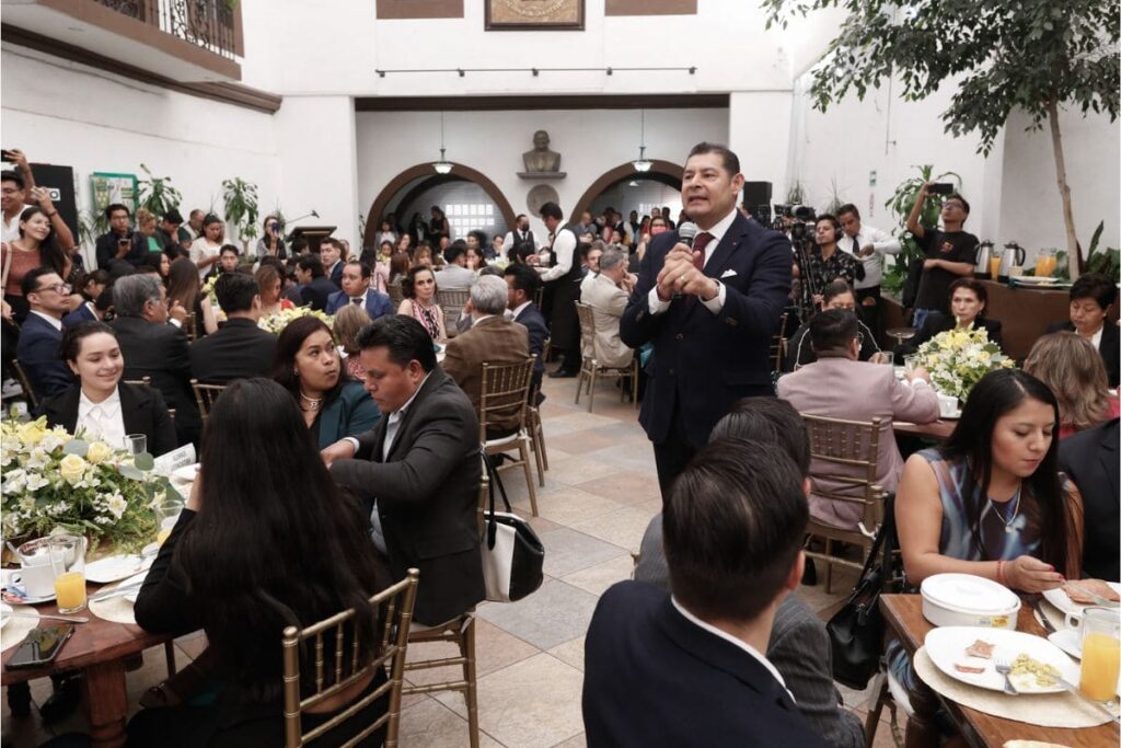 Propone Armenta colocar casas de salud en las 6 mil localidades de Puebla 9 alejandro armenta en la libre de derecho
