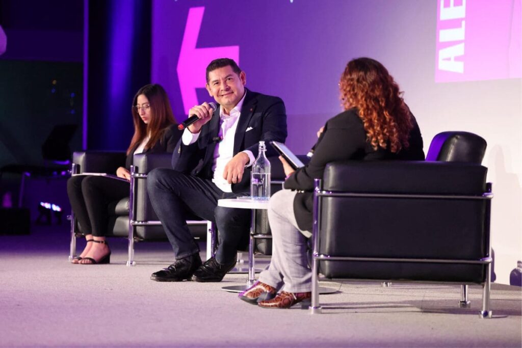 Alejandro Armenta con alumnos del TEC