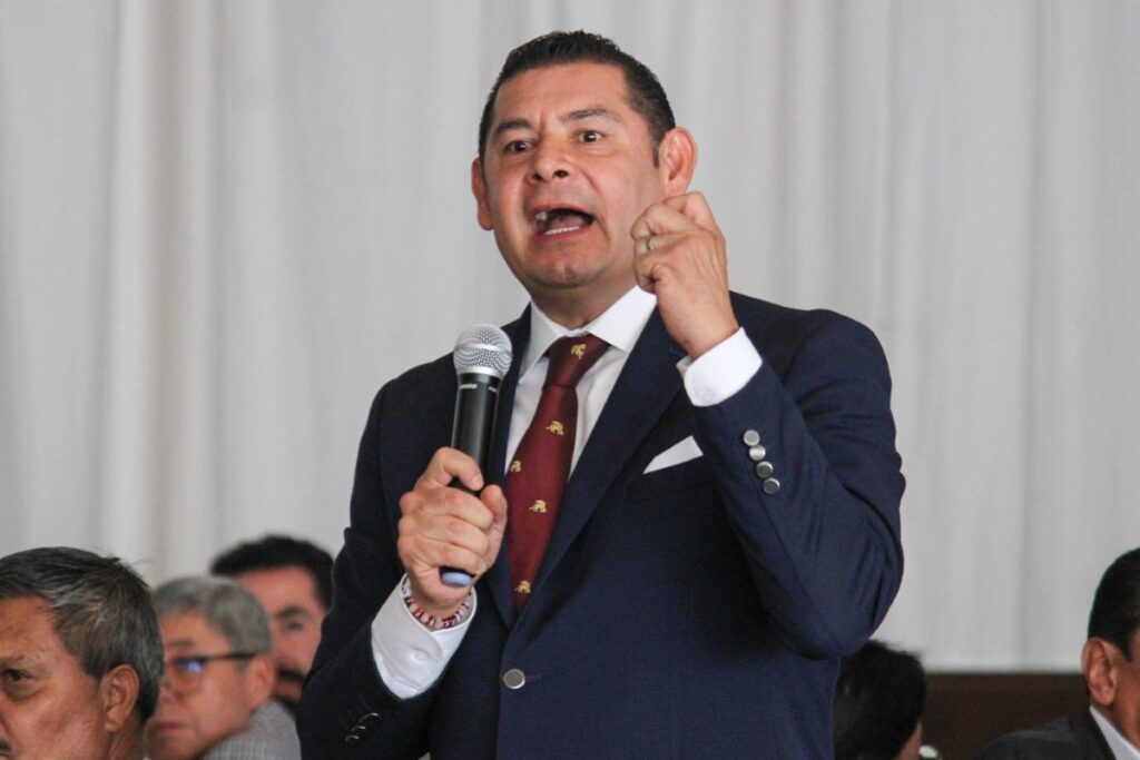 alejandro armenta entrega tinacos puebla
