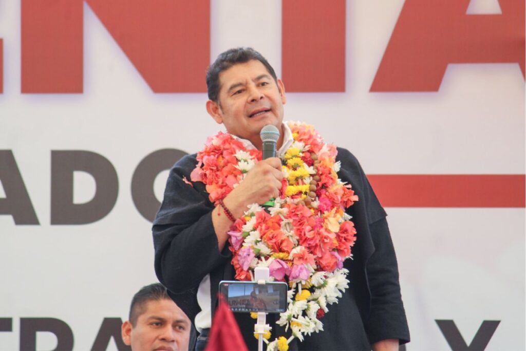 Alejandro Armenta llama tirano a edil de Cuetzalan