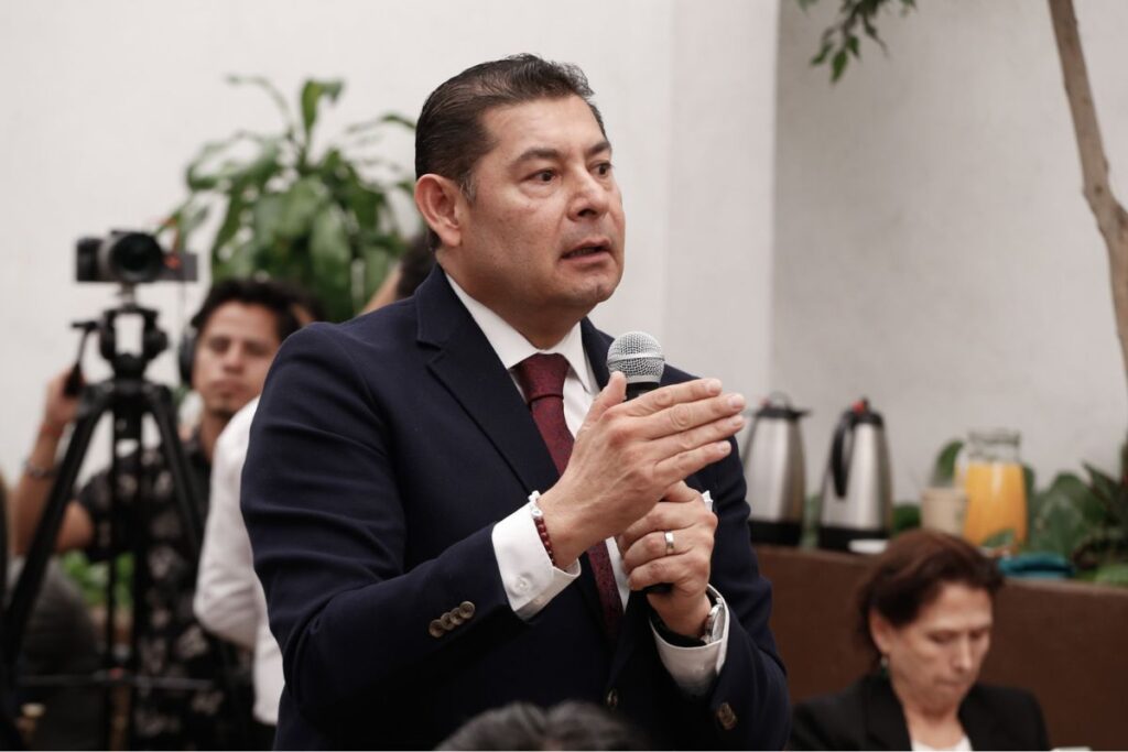 Alejandro Armenta promete casas de salud