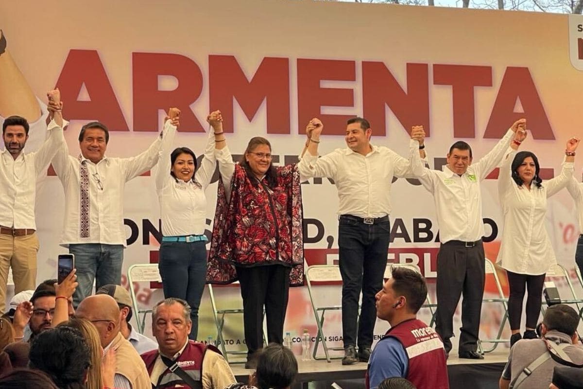 Promete Armenta una fábrica de paneles solares y la modernización de todos los mercados de Puebla 1 Alejandro Armenta promete fábrica de páneles solares