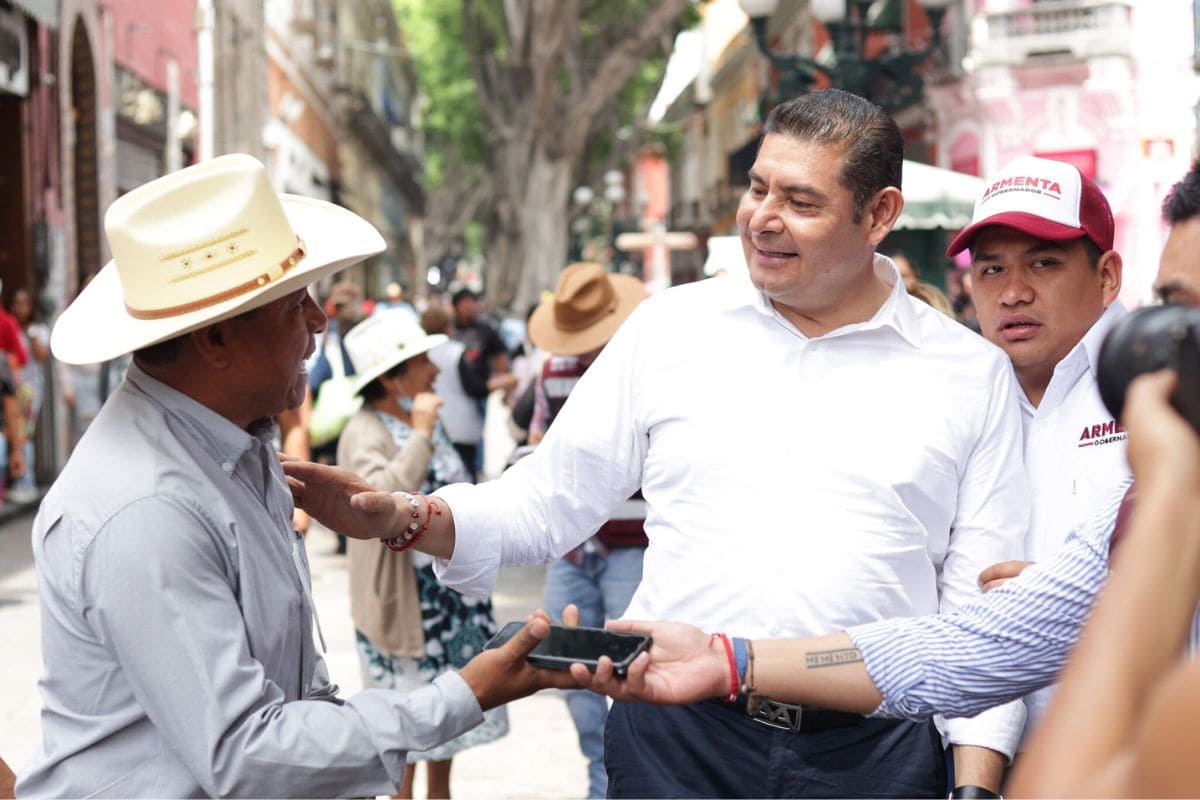 Convive Armenta con ambulantes del Centro de Puebla 1 Alejandro Armenta convive con ambulantes