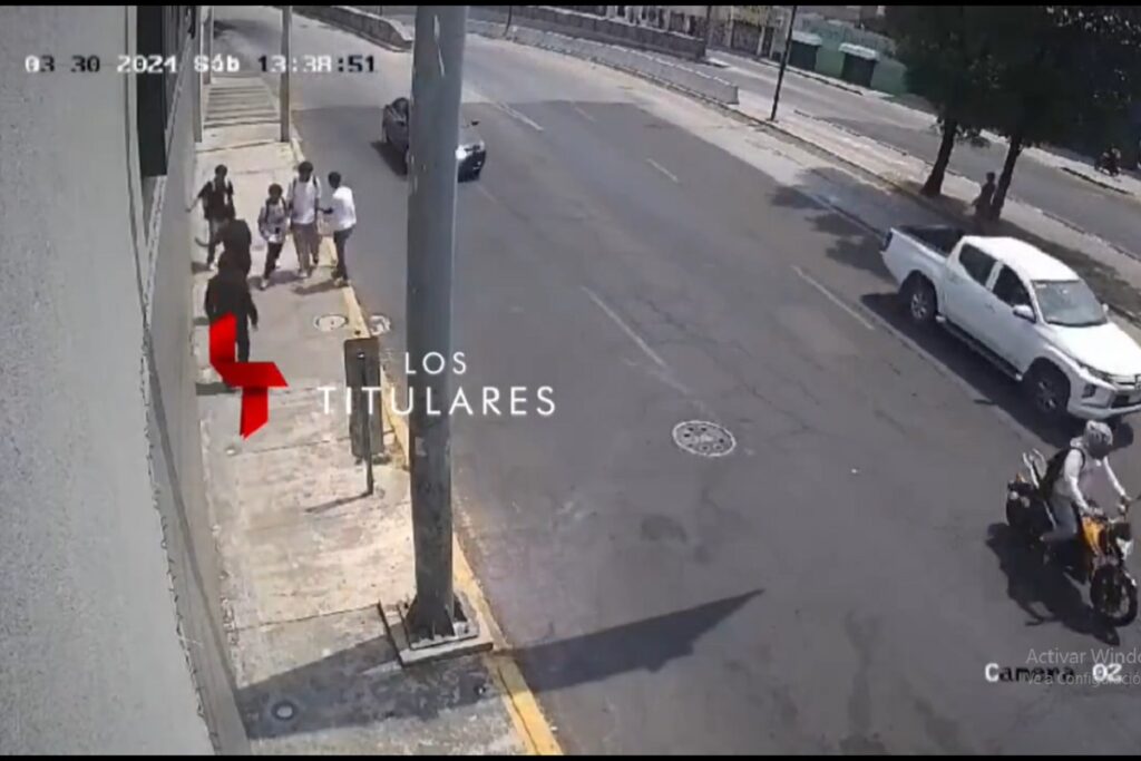 VIDEO: A plena luz del día, asaltan a tres jóvenes en el Bulevar 5 de Mayo