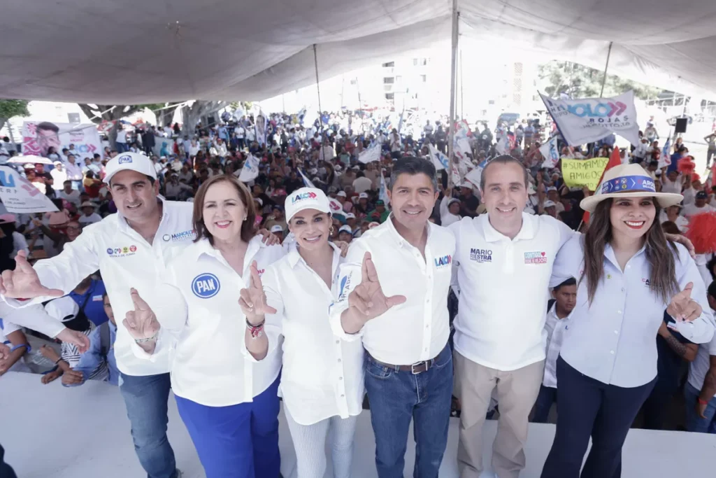 candidatos Eduardo Rivera y Mario Riestra con vecinos de la margarita