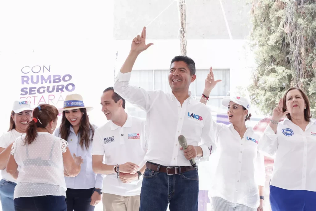 candidatos Eduardo Rivera y Mario Riestra con vecinos de la margarita 3