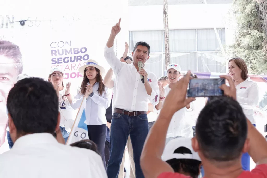 candidatos Eduardo Rivera y Mario Riestra con vecinos de la margarita 5