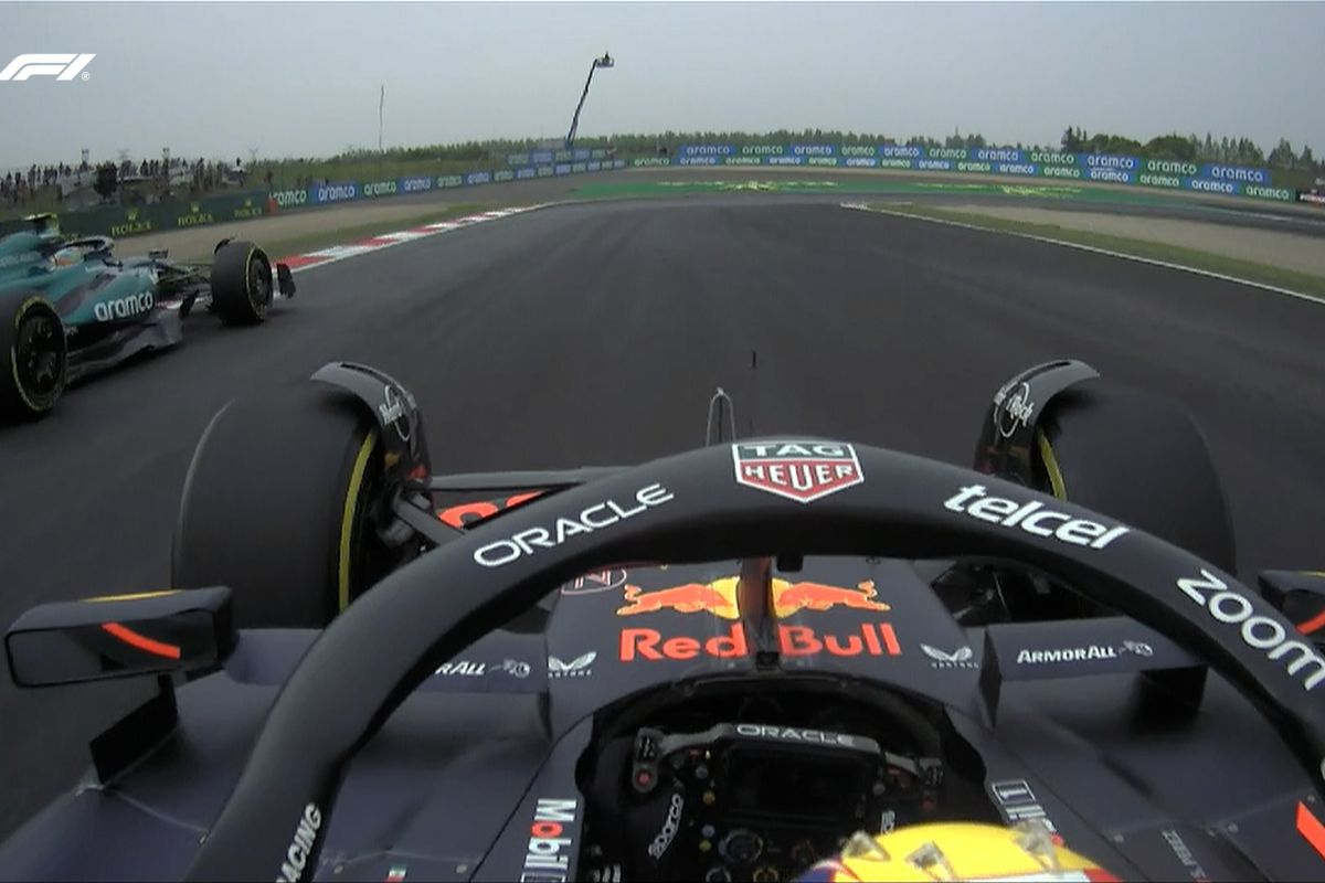 Checo Pérez tiene carrera complicada y termina en tercero en el GP de China 1 Checo Pérez termina 3 en GP de China