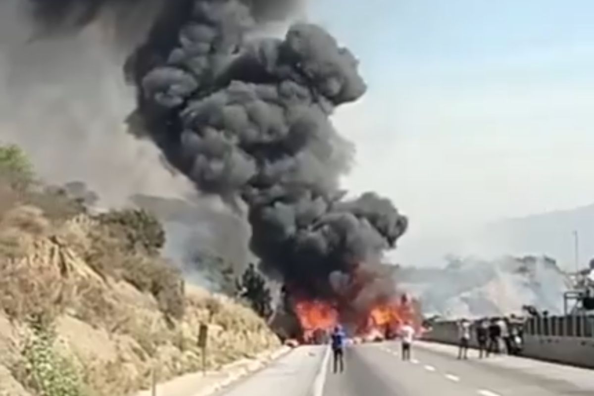 (VIDEO) Tráileres chocan y se incendian en el Arco Norte; no hay circulación 1 accdiente en Arco Norte Sahagún