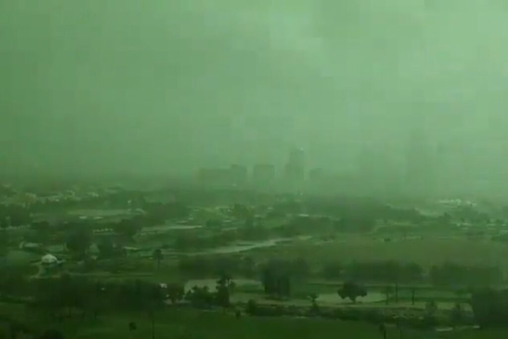 cielo verde en Dubái