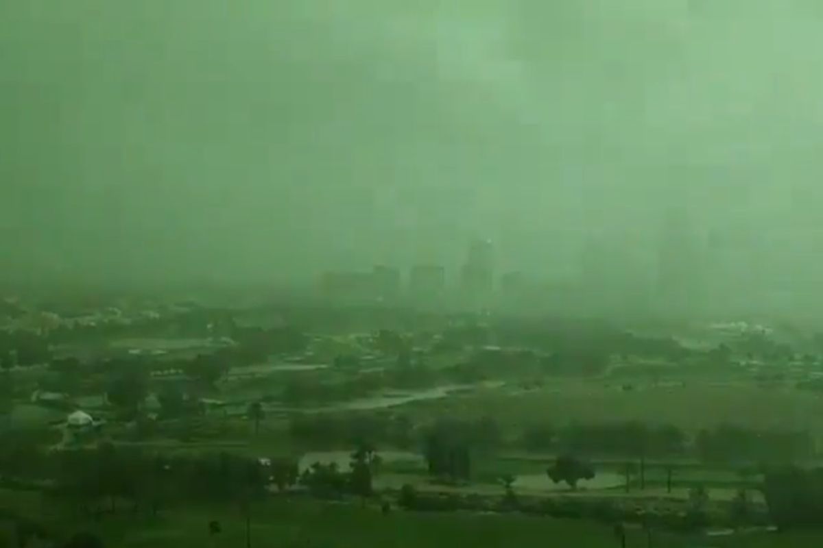 cielo verde en Dubái
