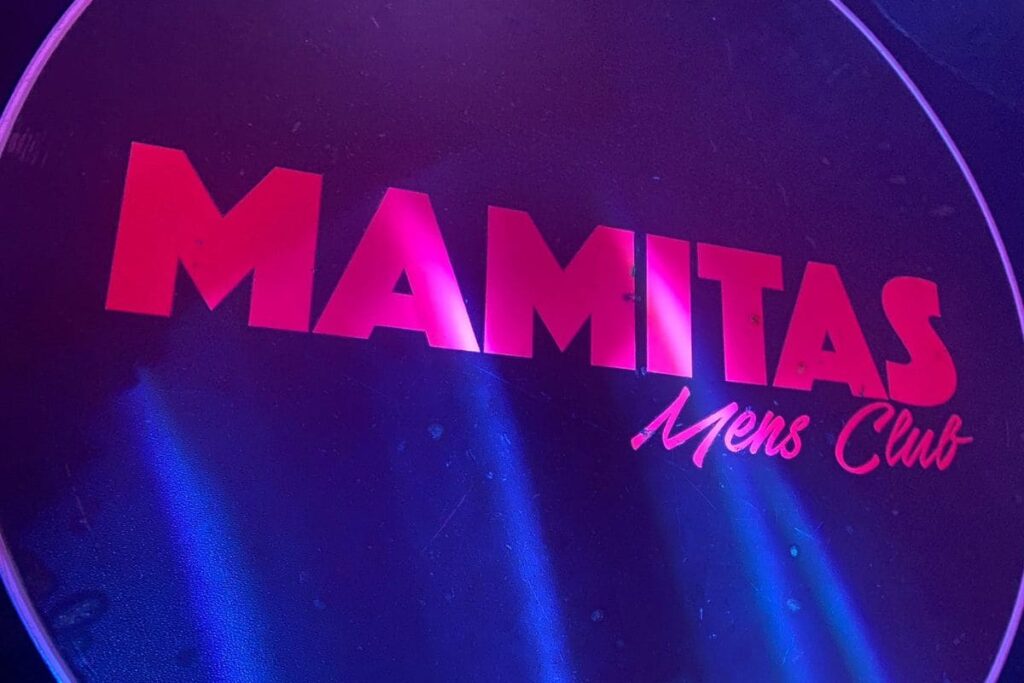 cliente de Mamitas Puebla acusa robo en estacionamiento