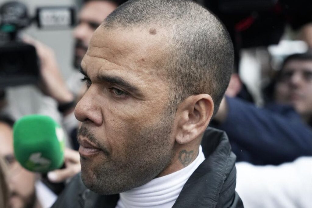 Dani Alves paga deuda a papa de Neymar