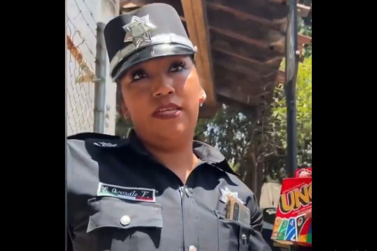 (VIDEO) Policías detienen a jóvenes por jugar UNO en vía pública de Toluca, Edomex 1 detienen a jovenes por jugar UNO