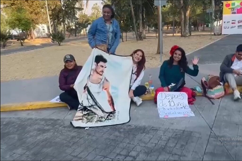 fans de carlos rivera hacen fila en el centro expositor