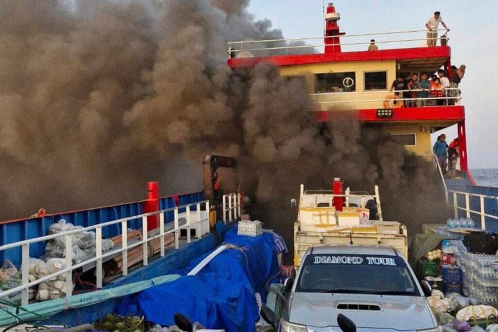 ferry en Tailandia se incendia