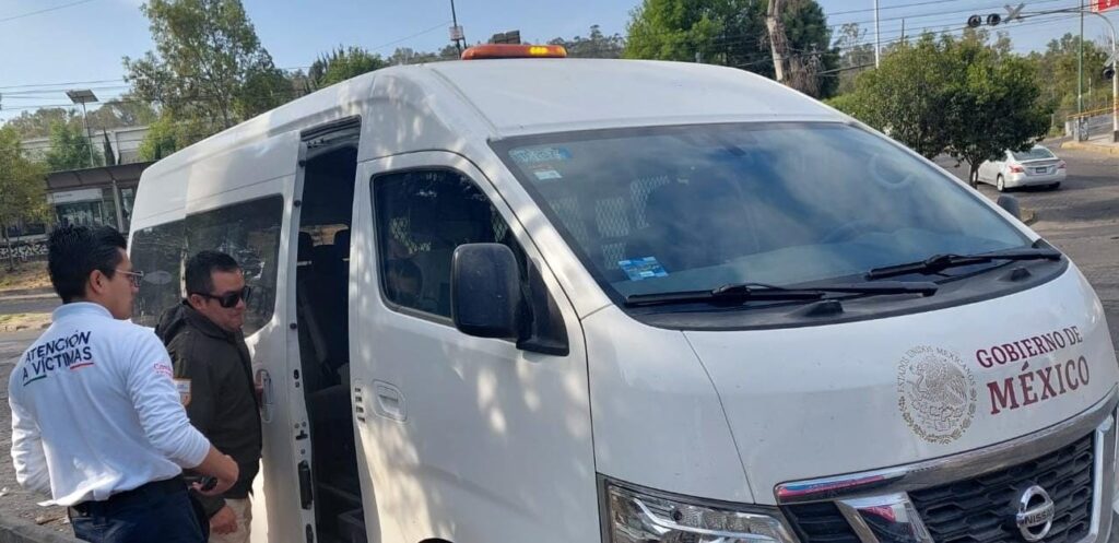 Rescatan a guatemalteco que intentó arrojarse del puente de la rivera