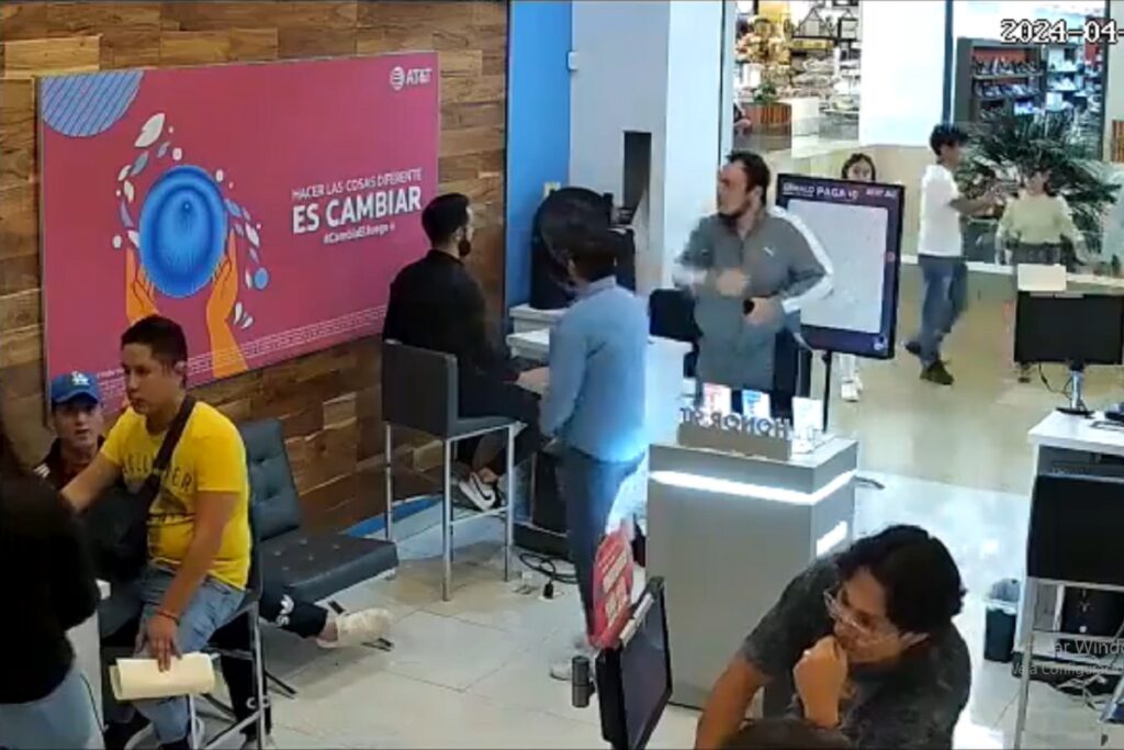 Sujeto se pone violento en el AT&T de Angelópolis y golpea un monitor
