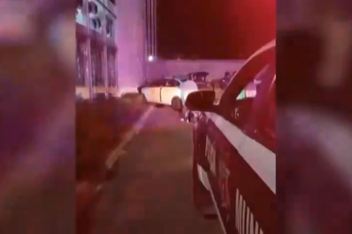(VIDEO) Por travesura, adolescente intenta conducir taxi y se estrella contra centro comercial de Atlixco 1 joven estrella taxi de Atlixco contra pared
