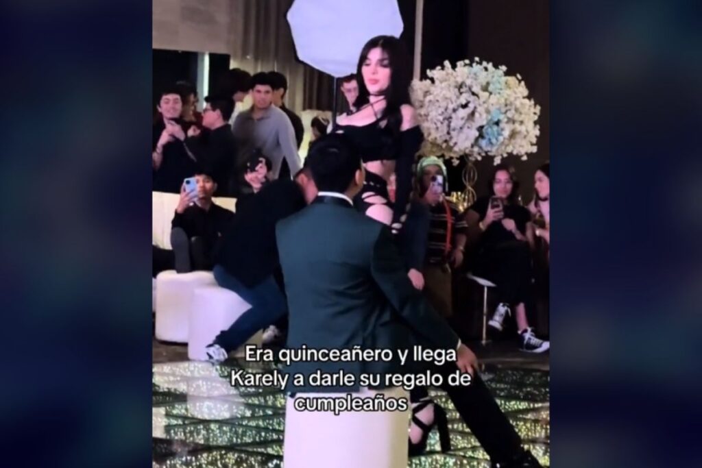 Karely Ruiz va a fiesta de XV anos