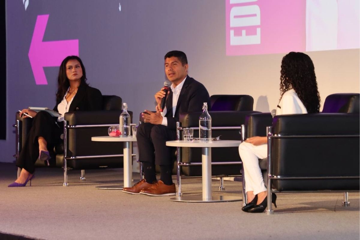 Abre Lalo Rivera Foro Actúa del Tec de Monterrey, con propuestas para jóvenes, mujeres y ciudadanía en general 1 Eduardo Rivera con alumnos del TEC