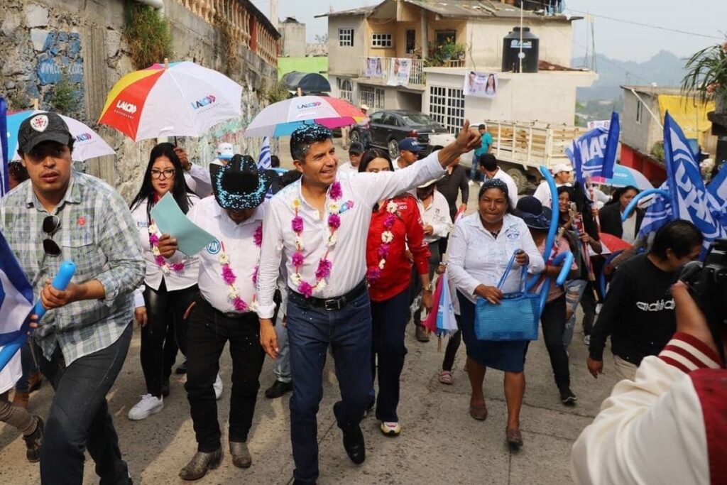 Lalo Rivera promete caminos a Quimixtlán