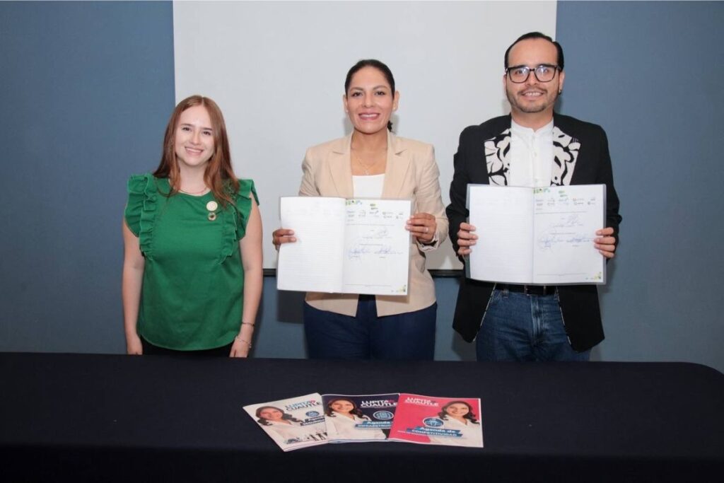 Lupita Cuautle firma compromiso para el desarrollo