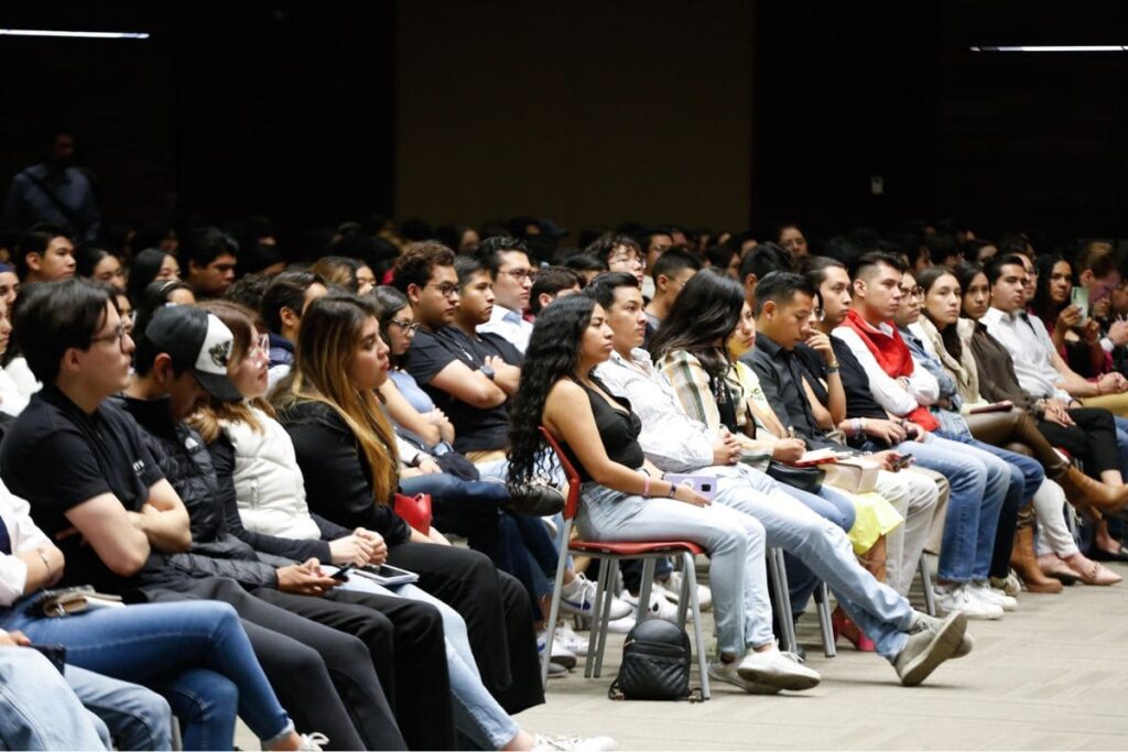 mario riestra dialogo alumnos upaep