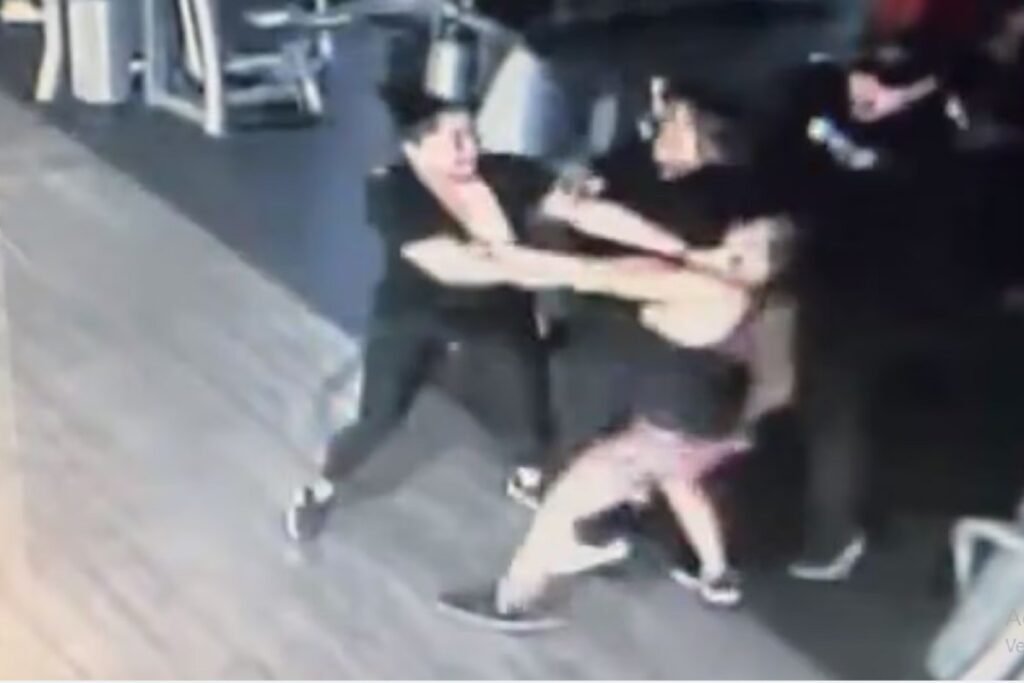 Captan momento en el que una mujer muerde y le arranca un dedo a otra en un gimnasio de Monterrey (VIDEO)