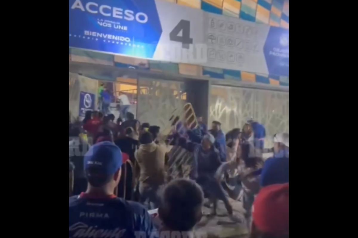 VIDEO: Aficionados se avientan vallas de seguridad antes del Puebla vs Cruz Azul 1 pelea aficionados en Puebla vs Cruz Azul