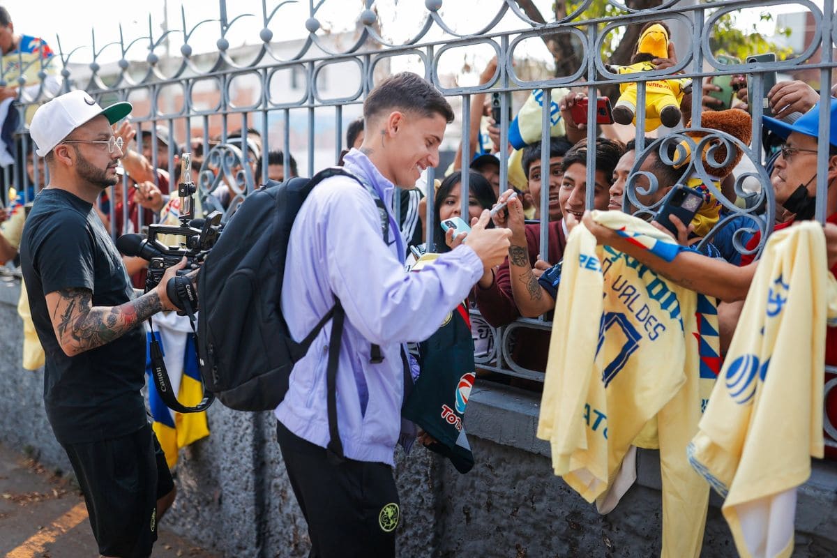 Jugadores del América se toman fotos con aficionados en su llegada a Puebla 1 Puebla vs América jugadores se toman fotos