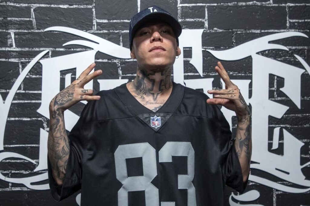 Santa Fe Klan canta en avión de Volaris