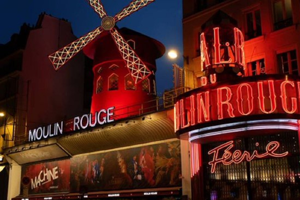 VIDEOS: Se desploman las aspas del íconico Moulin Rouge de París 1 se desploman las aspas del Moulin Rouge