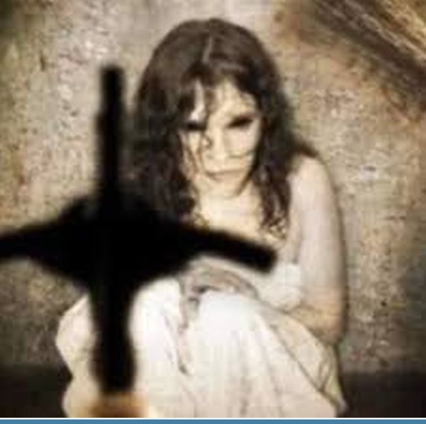 Al Pacino regresa a la pantalla grande con un escalofriante thriller de terror: "The Ritual" 6 La trama de "The Ritual" se centra en el caso de Emma Schmidt, una mujer de Milwaukee cuya vida se vio trastornada por una serie de perturbadoras posesiones demoníacas.