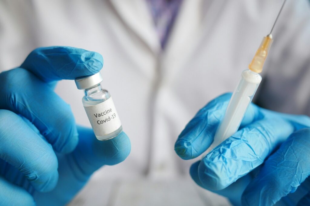 Además de AstraZeneca, esta otra vacuna contra COVID-19 también es ligada a casos de trombosis