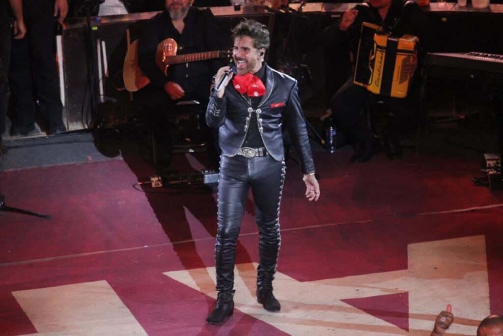 Alejandro Fernandez y Alex Fernandez en el Palenque de Puebla 2