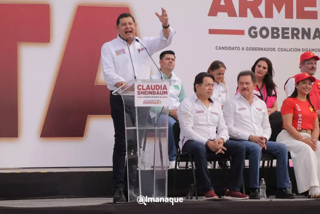 Como AMLO hace seis años, Armenta augura triunfo de Claudia Sheinbaum en Plaza de la Victoria de Puebla 11 Arlejandro Armenta Claudia Sheinbaum Pepe Chedraui cierre de campana plaza civica Puebla 11