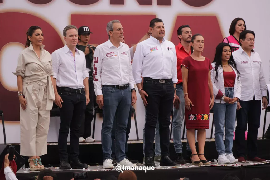 Como AMLO hace seis años, Armenta augura triunfo de Claudia Sheinbaum en Plaza de la Victoria de Puebla 9 Arlejandro Armenta Claudia Sheinbaum Pepe Chedraui cierre de campana plaza civica Puebla 13
