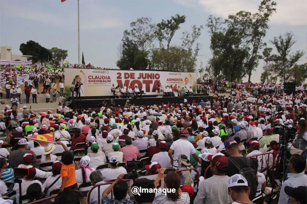 Como AMLO hace seis años, Armenta augura triunfo de Claudia Sheinbaum en Plaza de la Victoria de Puebla 8 Arlejandro Armenta Claudia Sheinbaum Pepe Chedraui cierre de campana plaza civica Puebla 17