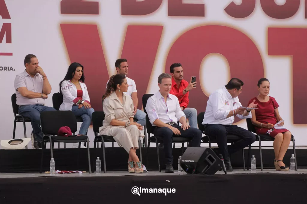 Como AMLO hace seis años, Armenta augura triunfo de Claudia Sheinbaum en Plaza de la Victoria de Puebla 18 Arlejandro Armenta Claudia Sheinbaum Pepe Chedraui cierre de campana plaza civica Puebla 3