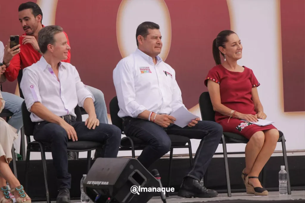 Como AMLO hace seis años, Armenta augura triunfo de Claudia Sheinbaum en Plaza de la Victoria de Puebla 17 Arlejandro Armenta Claudia Sheinbaum Pepe Chedraui cierre de campana plaza civica Puebla 6