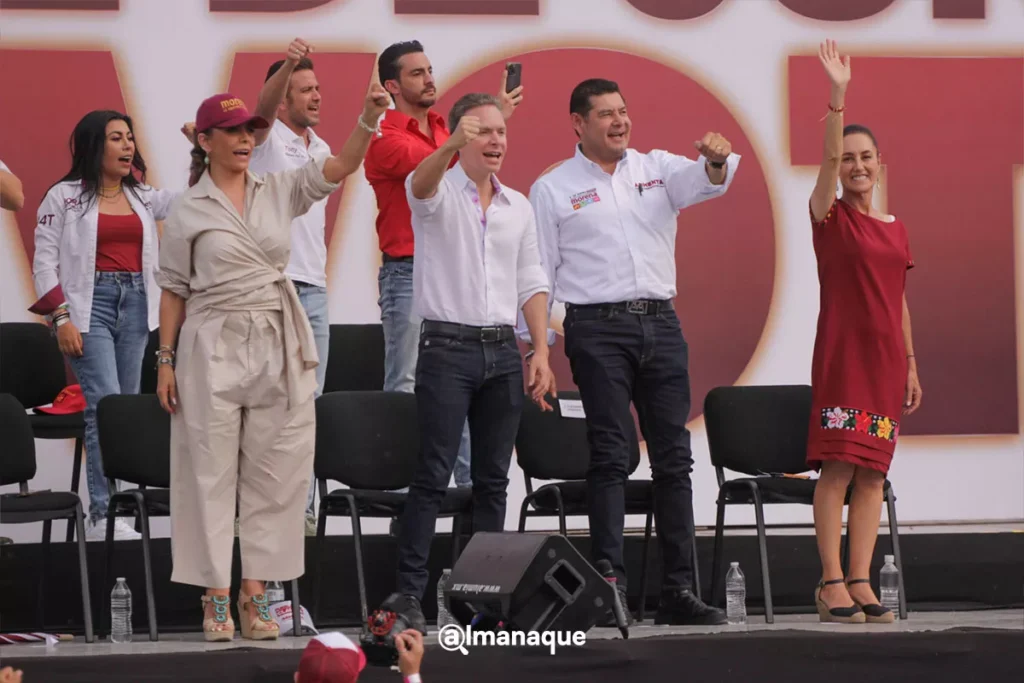 Como AMLO hace seis años, Armenta augura triunfo de Claudia Sheinbaum en Plaza de la Victoria de Puebla 16 Arlejandro Armenta Claudia Sheinbaum Pepe Chedraui cierre de campana plaza civica Puebla 7