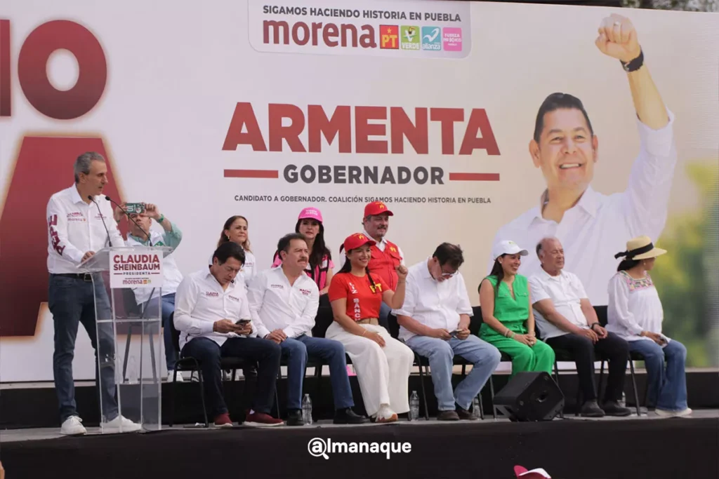 Como AMLO hace seis años, Armenta augura triunfo de Claudia Sheinbaum en Plaza de la Victoria de Puebla 15 Arlejandro Armenta Claudia Sheinbaum Pepe Chedraui cierre de campana plaza civica Puebla 8