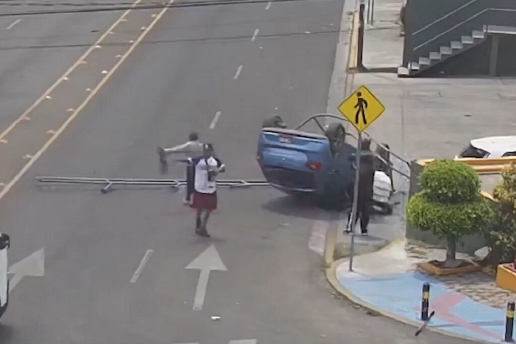 Así se volcó un auto frente al Oxxo de la 25 poniente y bulevar Esteban de Antuñano
