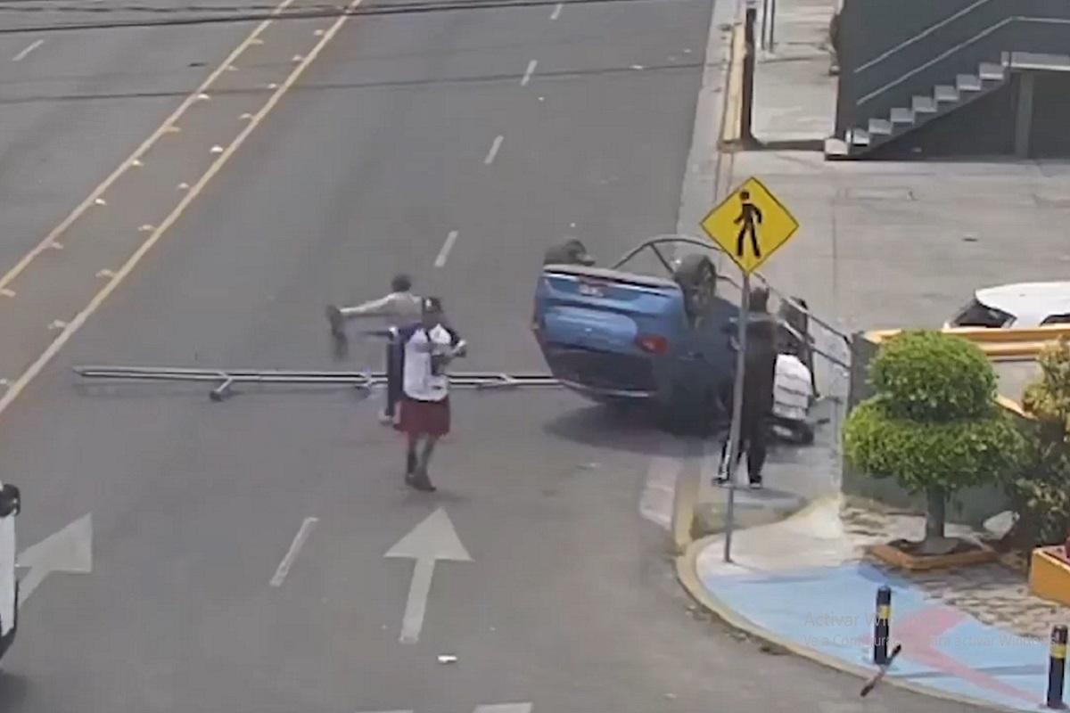 VIDEO: Así se volcó un auto frente al Oxxo de la 25 poniente y bulevar Esteban de Antuñano 6 Así se volcó un auto frente al Oxxo de la 25 poniente y bulevar Esteban de Antuñano