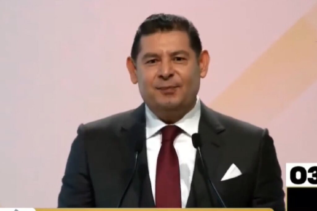 Debate Puebla 2024: Hay dos proyectos, el de la 4T o el que privatizó el agua, asegura Armenta